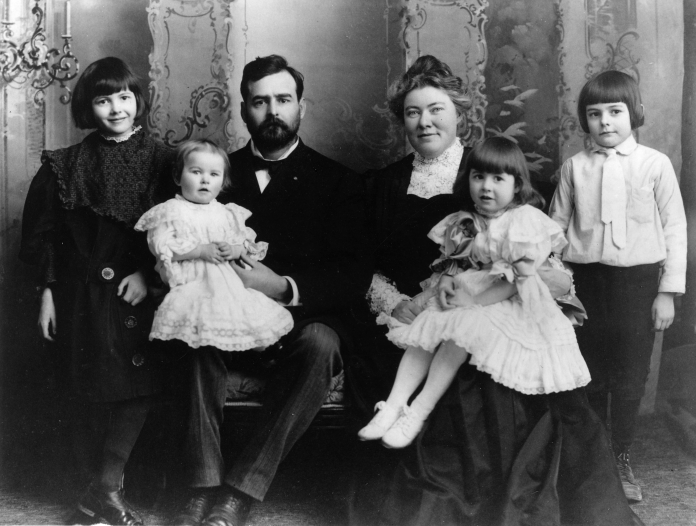 Hemingway, far right, with his family, 1905.